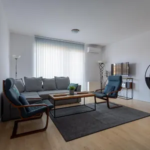 Apartment 2, Prag